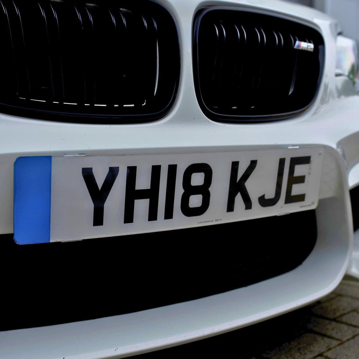 UK front number plate fitted frameless with PLEXICLICK® V1.3D UK clear – no surround, no dealer advertising